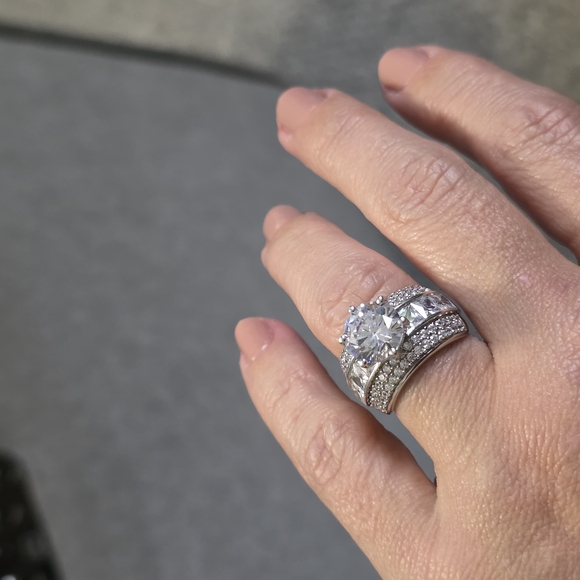 Sparkling Silver and White Diamond Like Ring - Picture 6 of 11